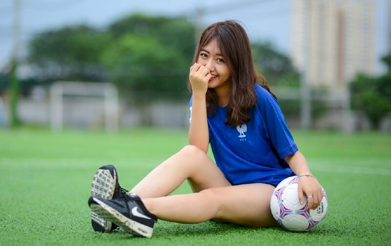 Bạn gái tạo dáng ngại ngùng trước ống kính