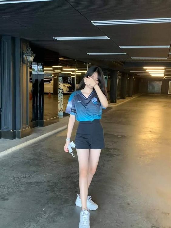 Hình ảnh con gái mặc áo bóng đá che mặt dễ thương