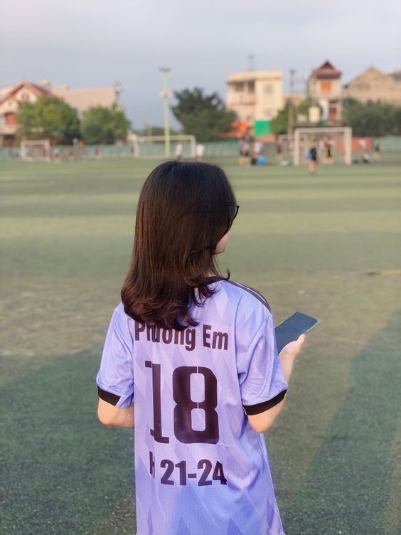 Tạo dáng quay lưng cũng rất tự nhiên