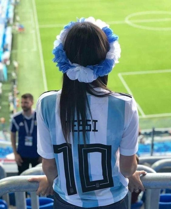 Bạn nữ mang áo bóng đá đội tuyển che mặt