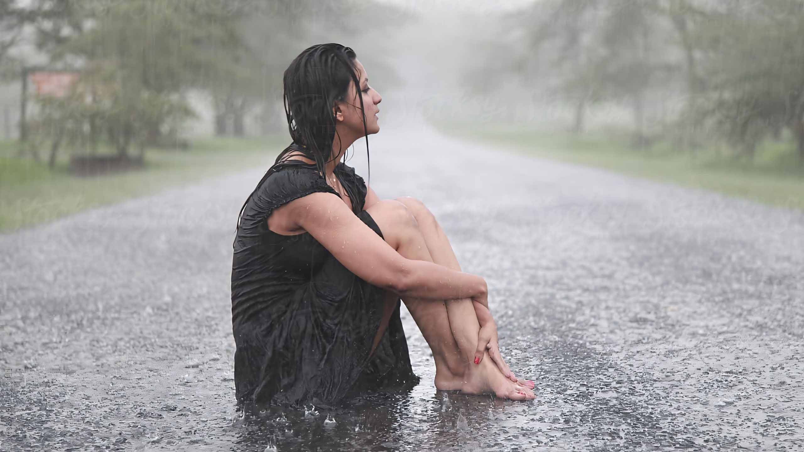 hinh anh co gai khoc duoi mua 2560px 1440px 2k 5