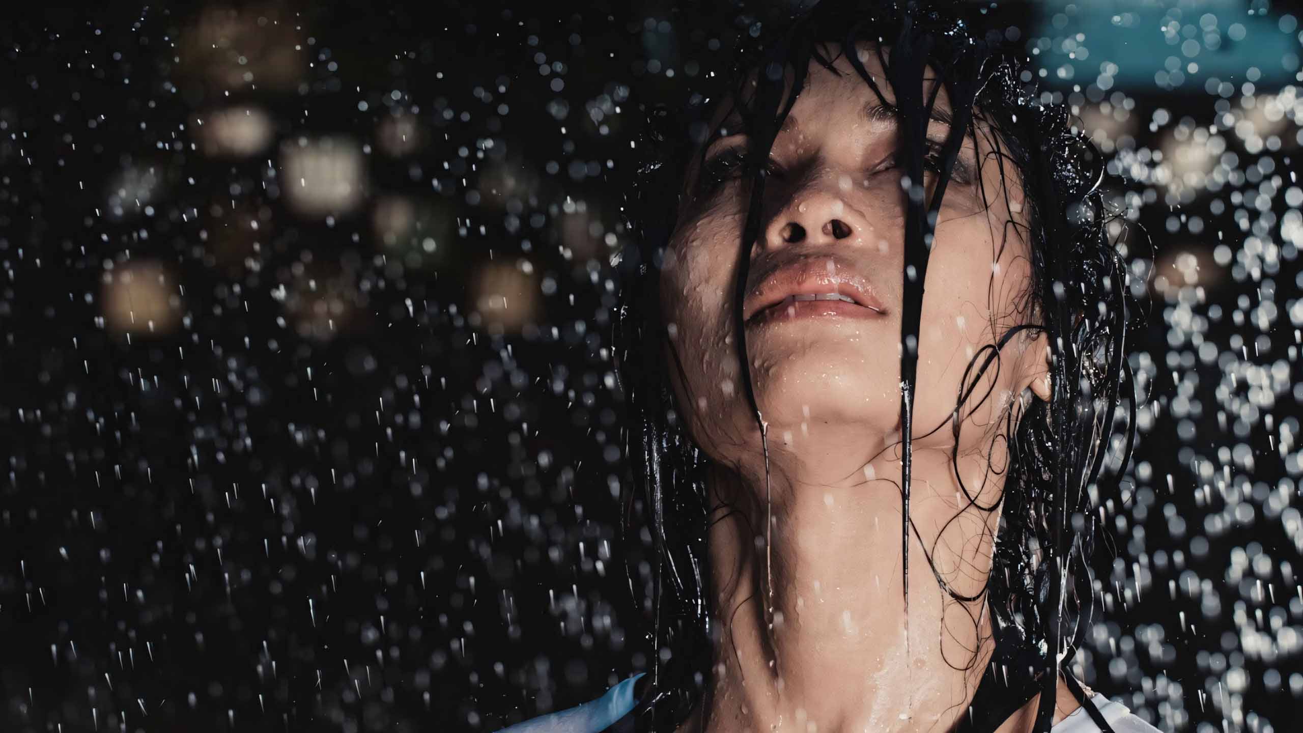 hinh anh co gai khoc duoi mua 2560px 1440px 2k 6