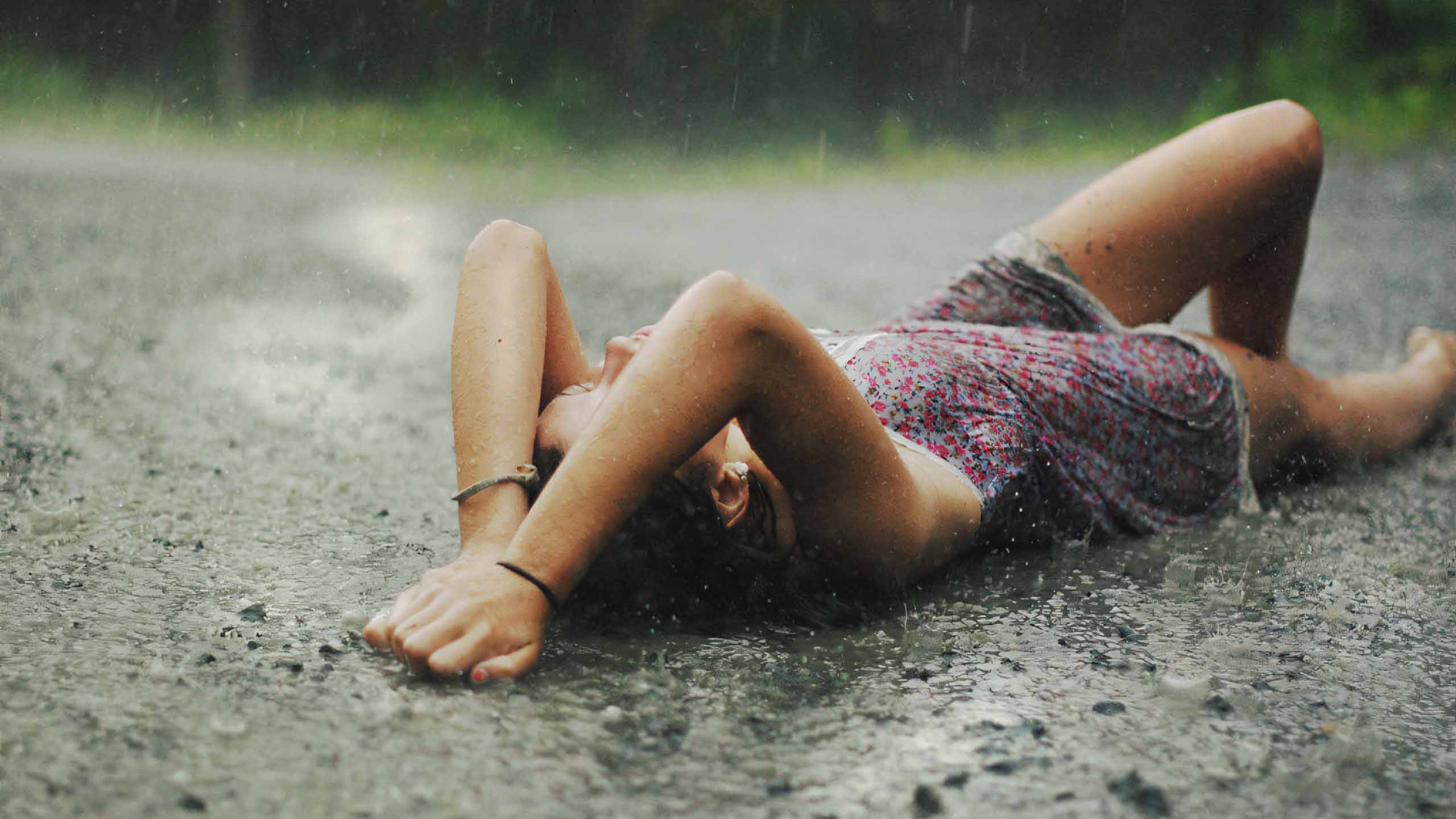 hinh anh co gai khoc duoi mua 2560px 1440px 2k 7