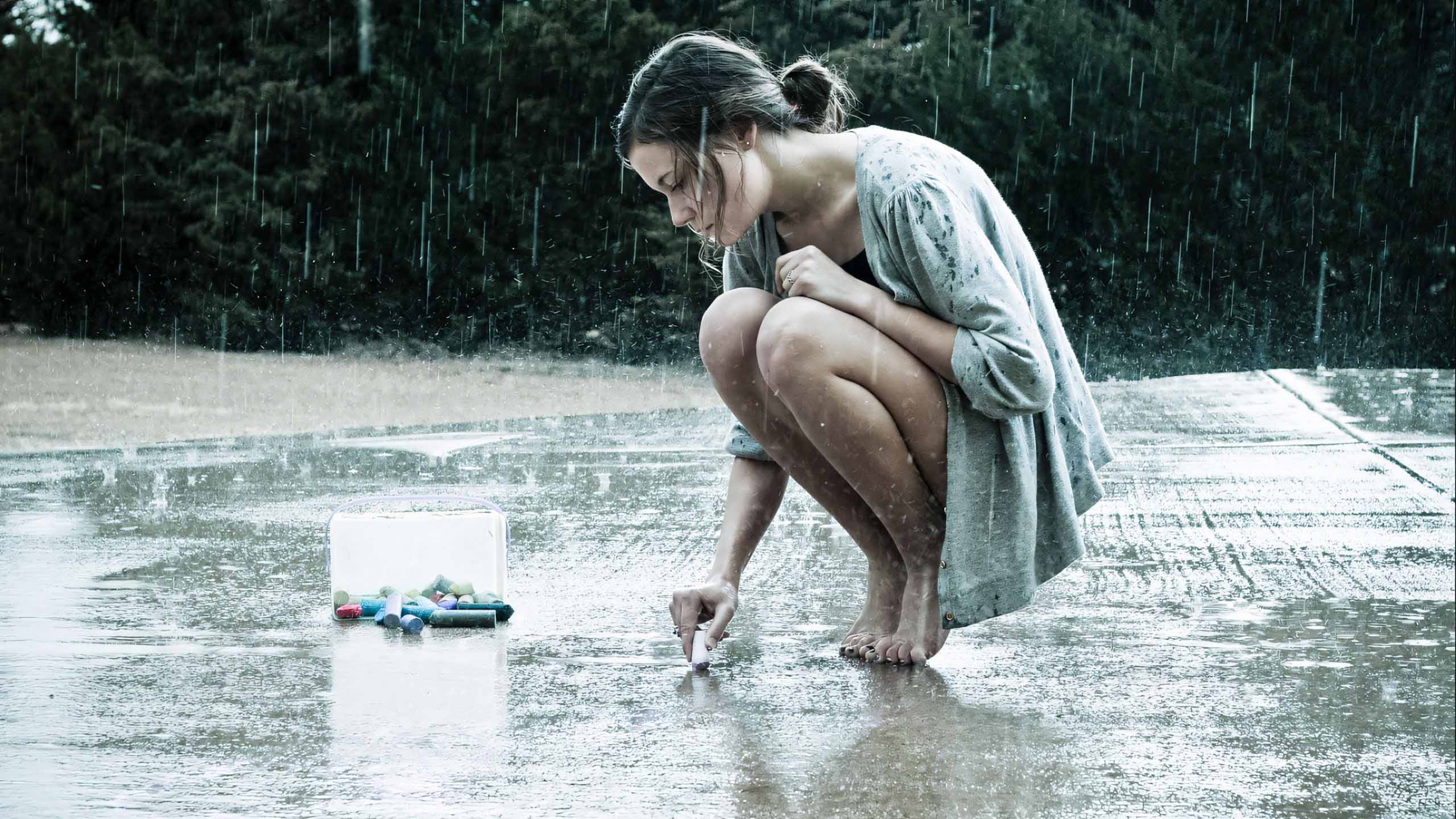 hinh anh co gai khoc duoi mua 2560px 1440px 2k 2