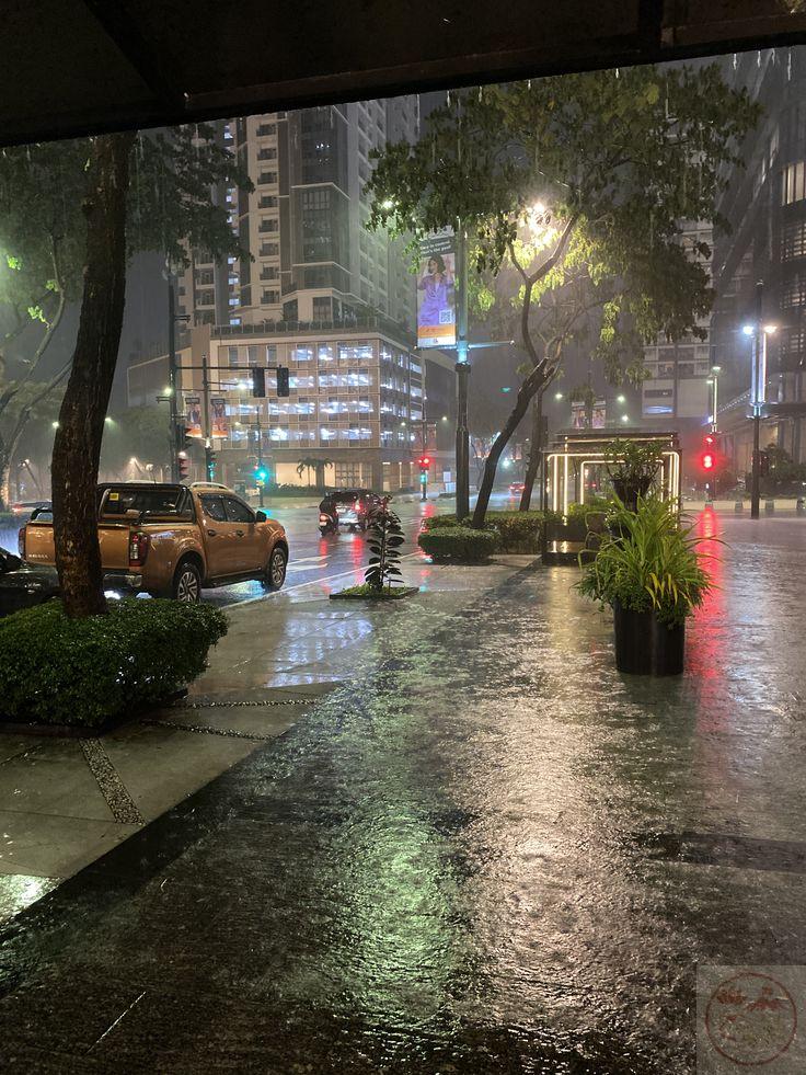 Mưa làm chậm lại nhịp sống thường nhật, để con người có khoảng lặng suy ngẫm nhiều hơn