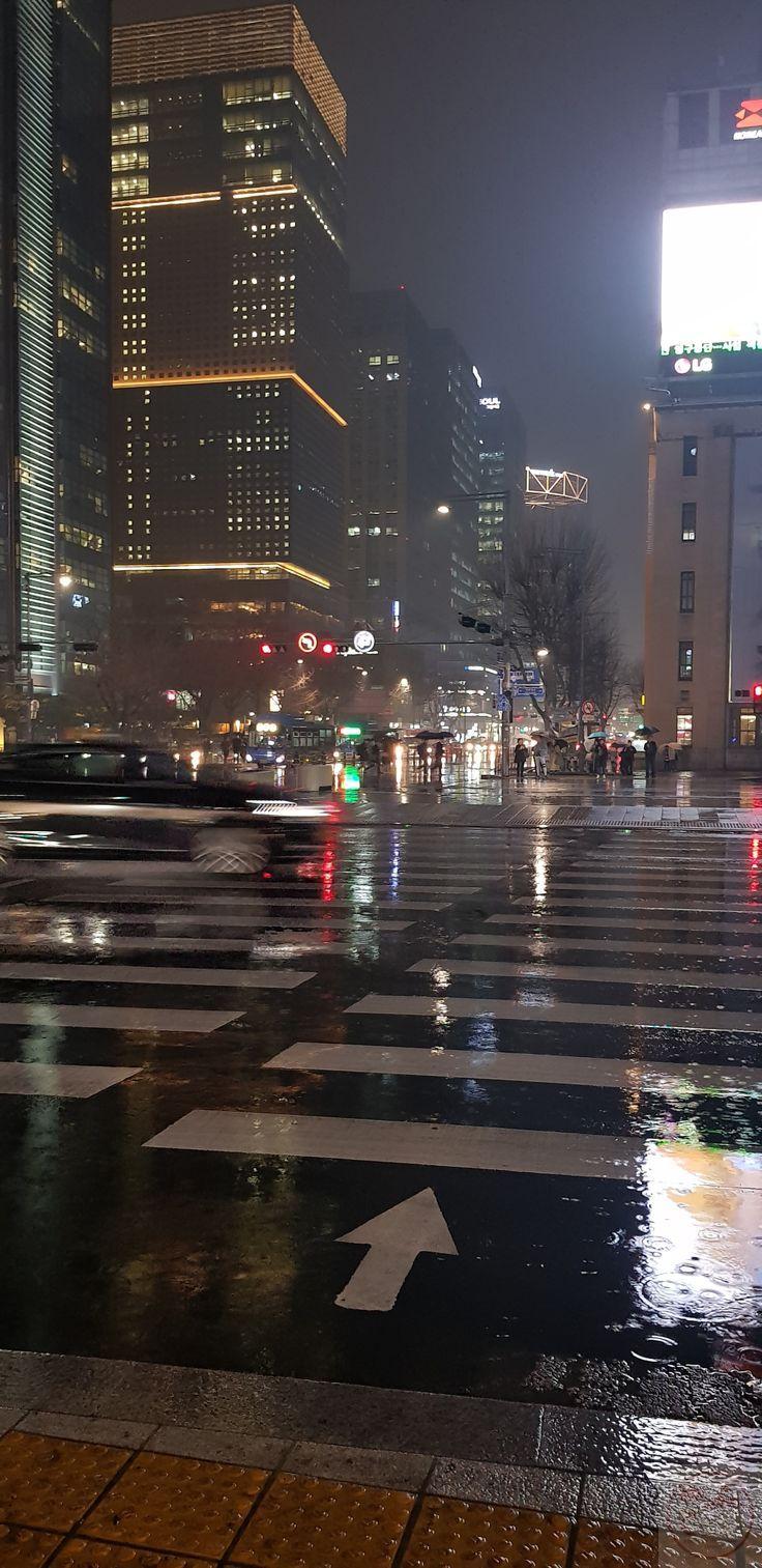 Cơn mưa bất chợt phủ lên phố phường một sắc thái trầm lắng, gợi nhiều nỗi suy tư