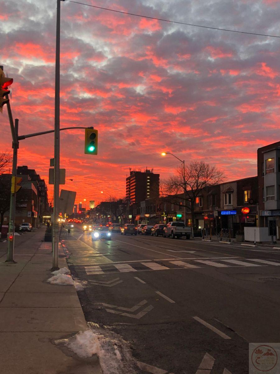 Bầu trời đỏ rực cùng bóng phố in dài khiến tâm hồn như lạc vào miền ký ức