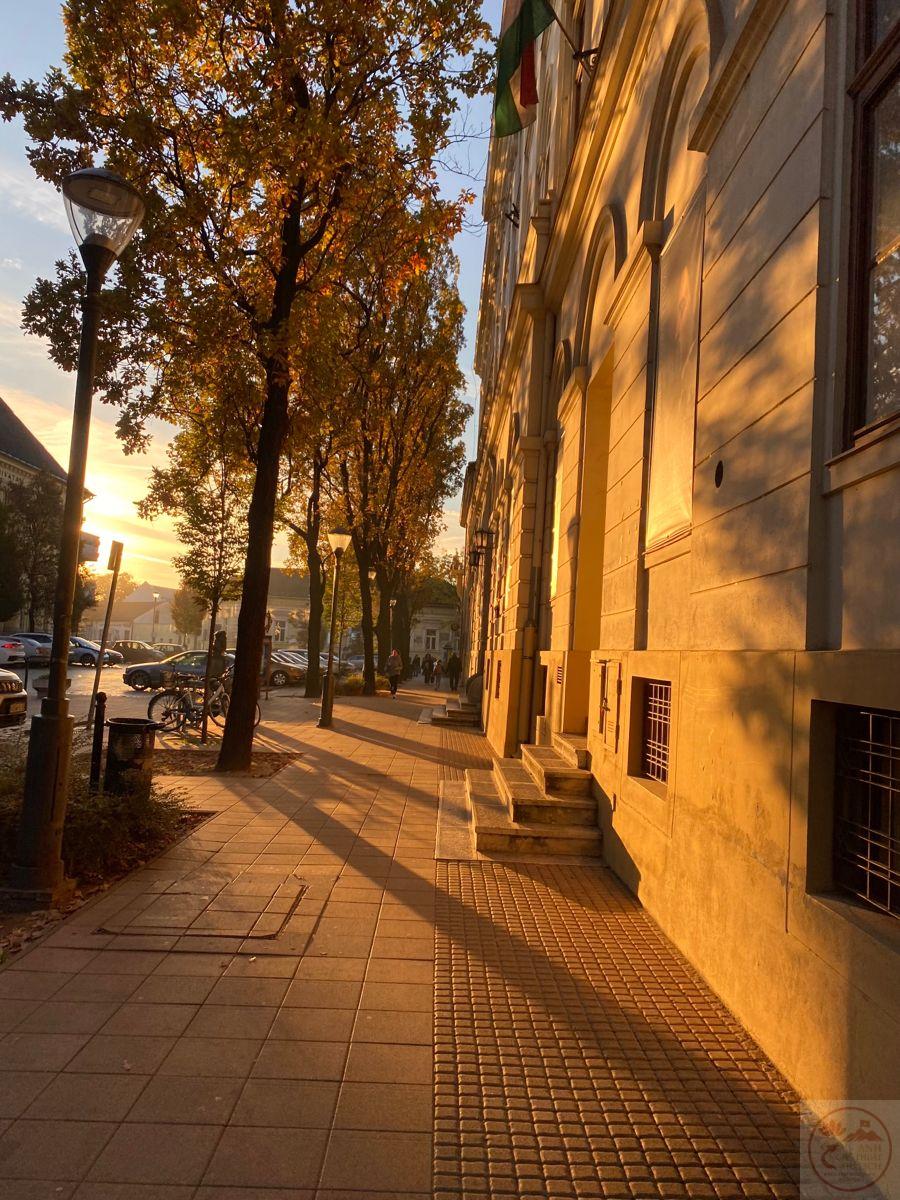 Màu trời cam vàng hòa cùng nhịp phố vội vã, tạo nên bức tranh đầy cảm xúc lãng mạn