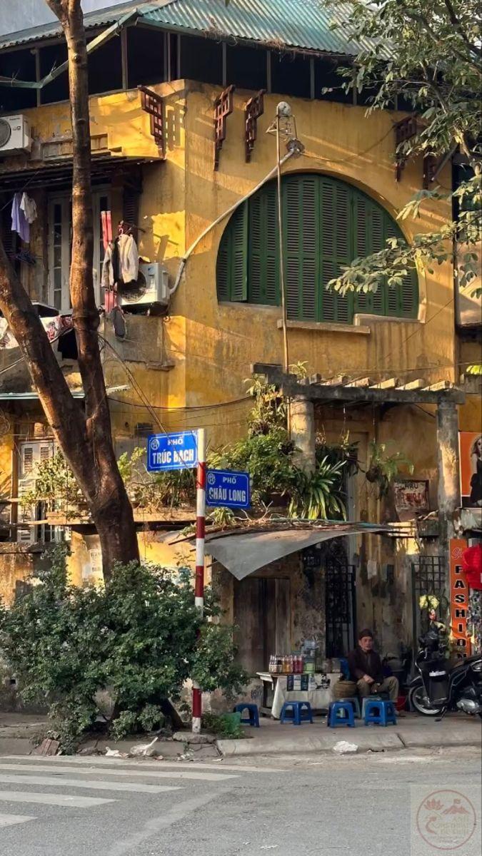 Khoảnh khắc dòng người qua lại trên phố phường, phản ánh nhịp sống rất riêng của thủ đô