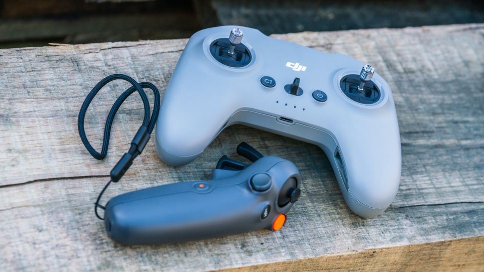 Tay cầm điều khiển motion controller của DJI Avata 2