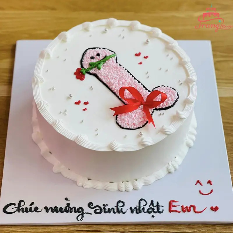 Chiếc bánh sinh nhật hình con cu màu hồng nhạt, trang trí đáng yêu