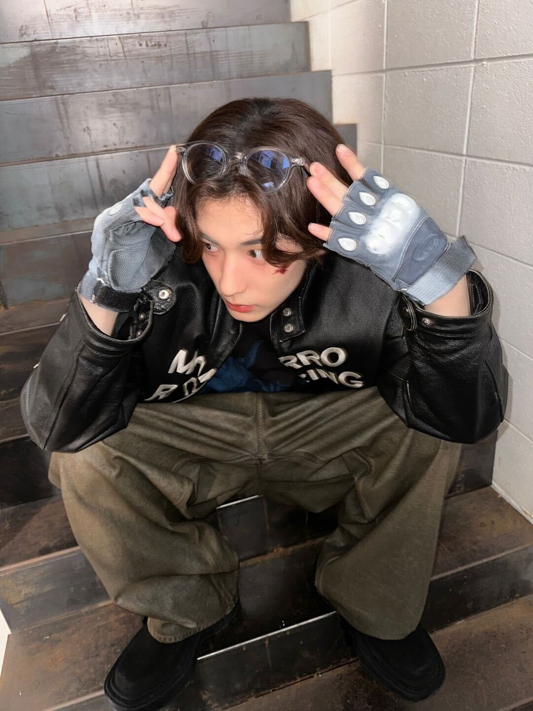 Khoảnh khắc chàng trai ngồi trên bậc thềm, ánh sáng chiếu xuống tạo nên không khí thư thái, chất riêng