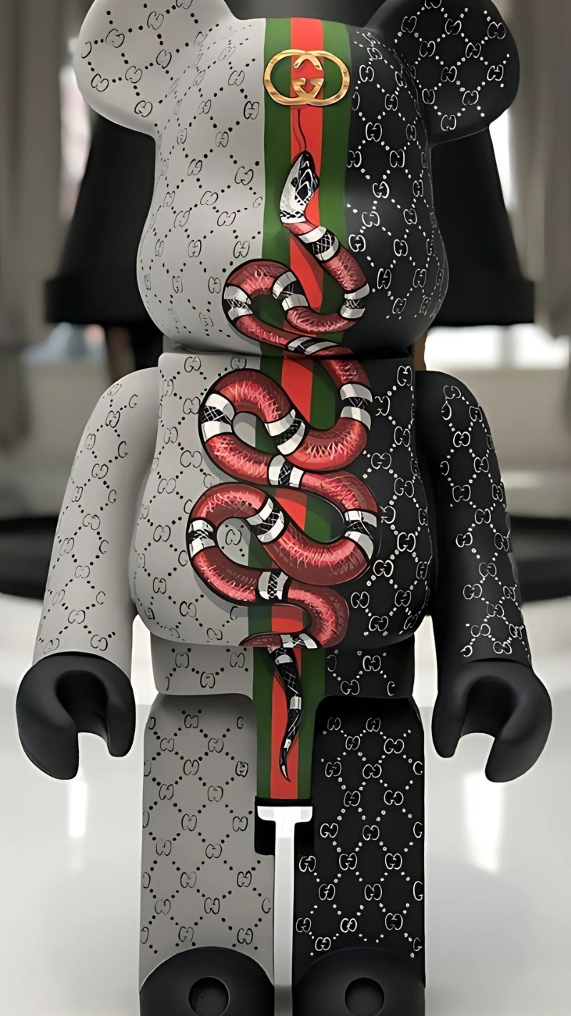 hình nền bearbrick gucci thời thượng