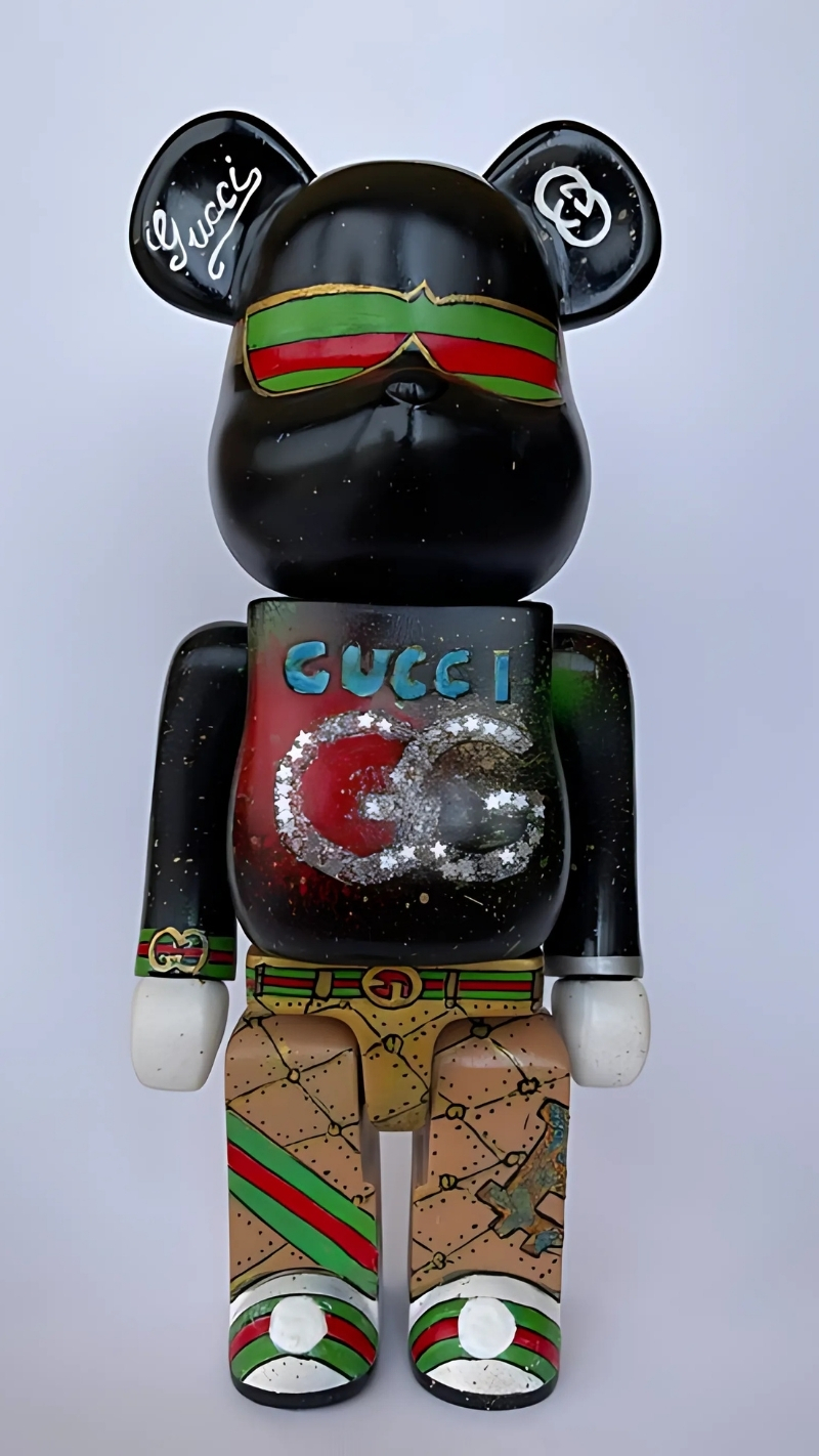 hình nền bearbrick gucci phong cách