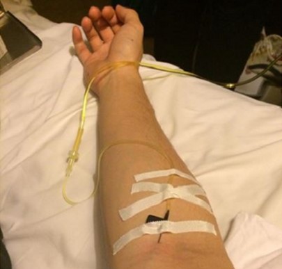 Bệnh nhân sẽ được khám trước khi cho truyền nước biển tại nhà