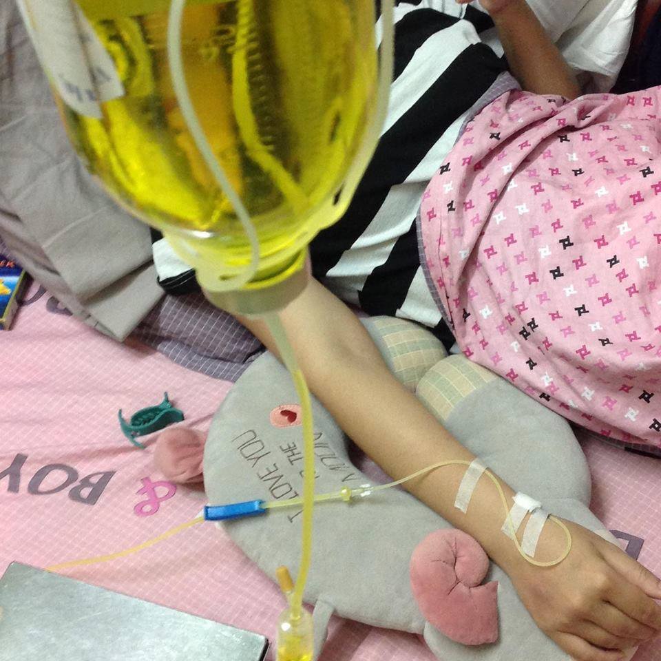 Khi đến truyền nước biển, bác sĩ sẽ khám tổng quát