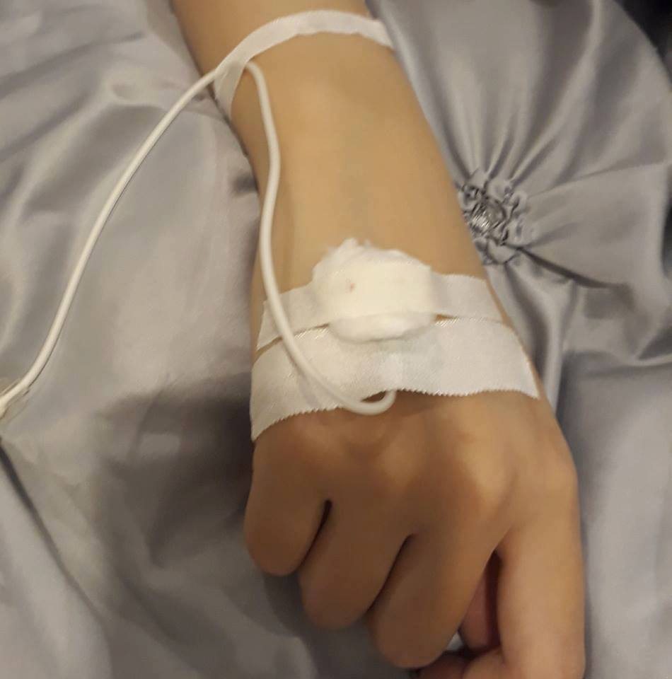 Hình ảnh chụp khi truyền nước biển tại nhà