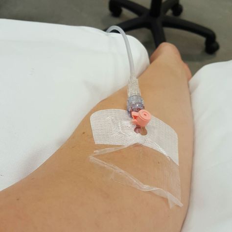 Hình ảnh truyền nước biển tại nhà của khách hàng