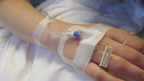 Bác sĩ Y tế tại nhà Bình Minh truyền nước biển cho khách hàng nữ