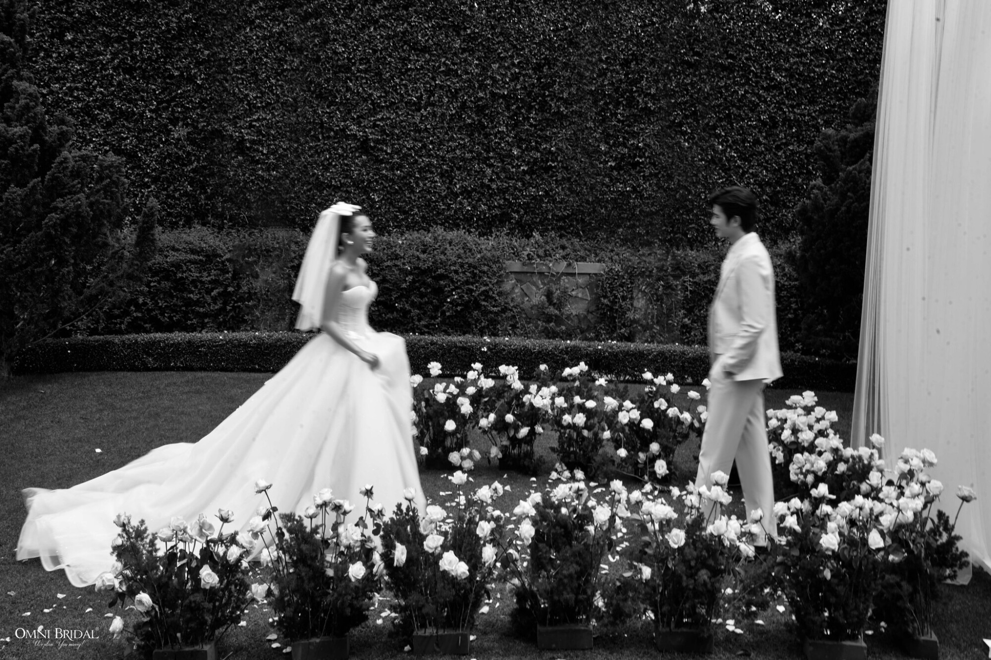 Ảnh cưới trắng đen cổ điển tôn vinh cảm xúc