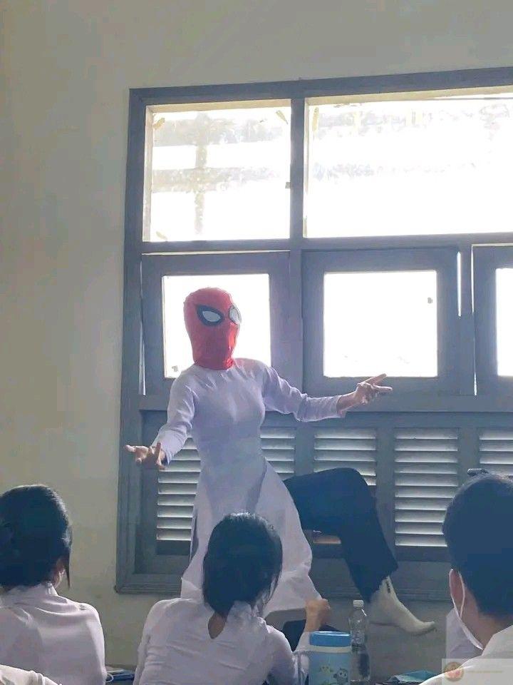 Meme học sinh độc đáo ghi lại cảnh lớp học náo nhiệt với trò nghịch ngợm khó đỡ