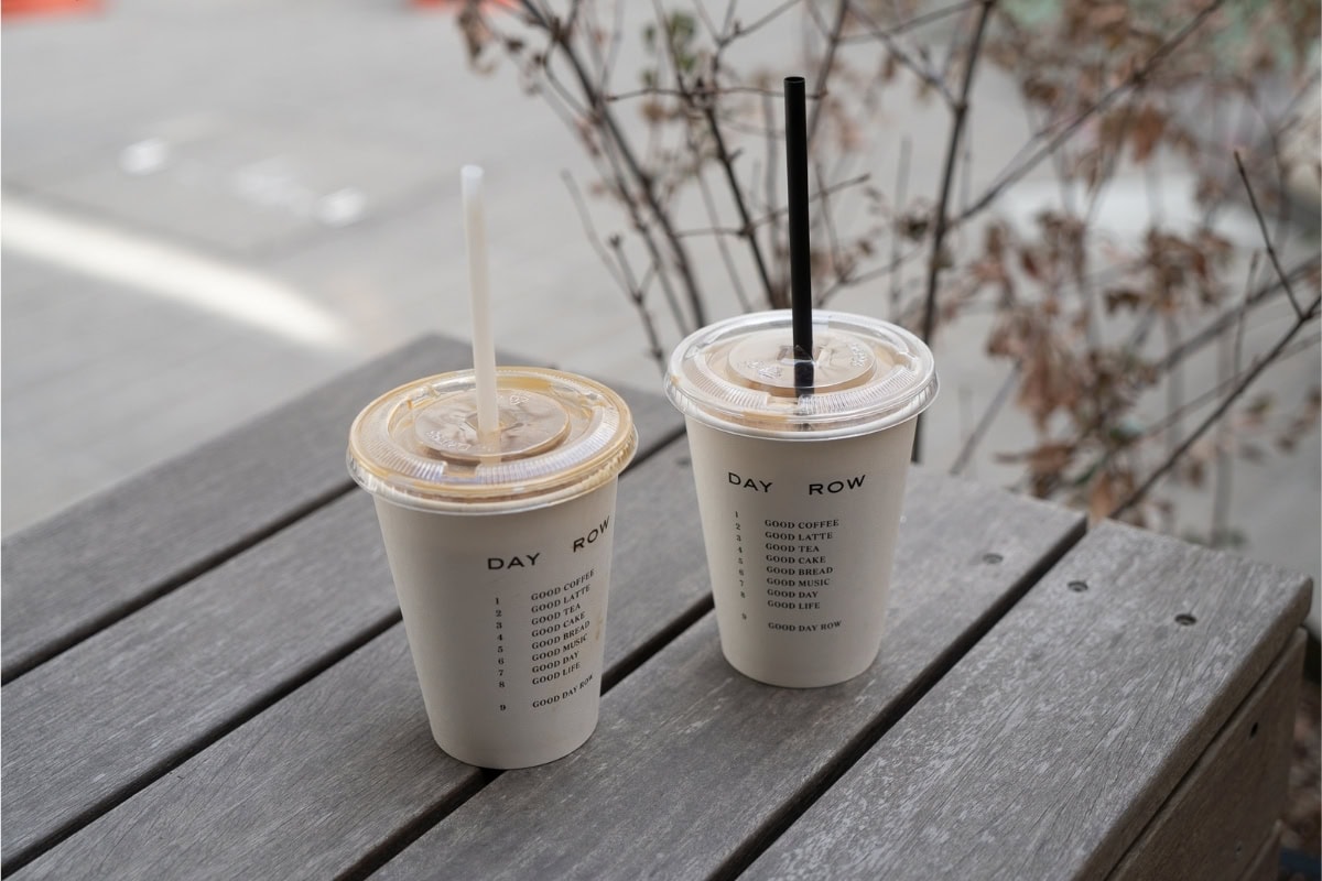 Takeaway iced lattes from a Seoul coffee shop