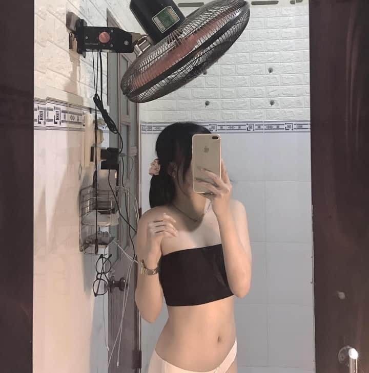 Gái xinh TikTok mặc bikini nhảy trước gương