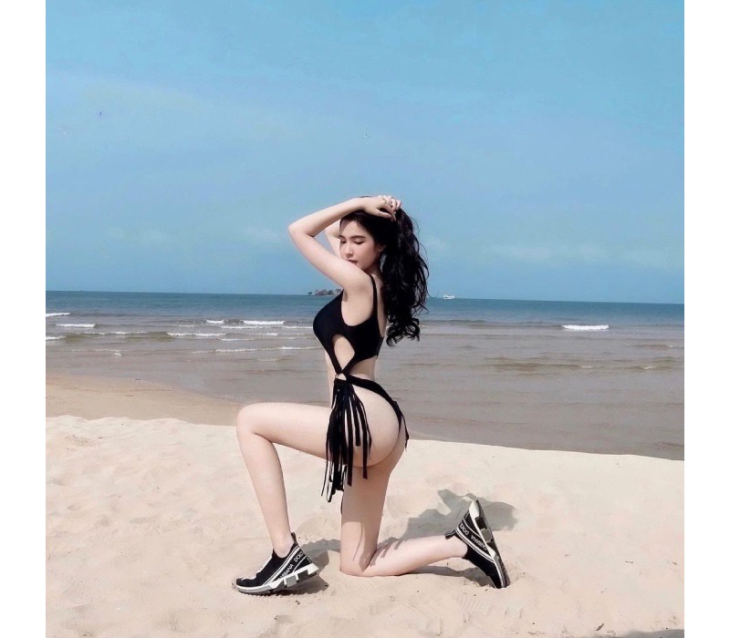 Gái xinh bikini khoe ngực to tròn cá tính