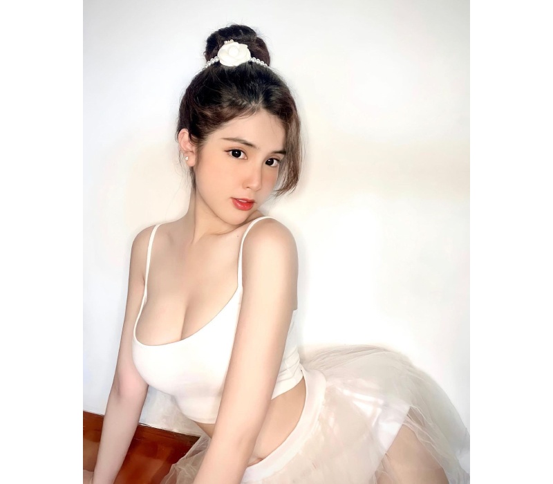 Ảnh gái xinh diện bikini màu đen khoe mông to tròn trên biển