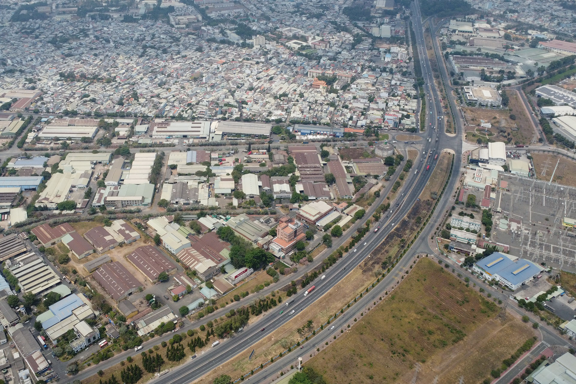 Ngày 28/1/2021, Thủ tướng Chính phủ có văn bản chấp thuận đưa khu công nghiệp Biên Hòa 1 ra khỏi quy hoạch phát triển các khu công nghiệp nước ta. Ðây chính là cơ sở pháp lý quan trọng để Ðồng Nai có thể thực hiện các thủ tục di dời các doanh nghiệp, chấm dứt hoạt động của khu công nghiệp lâu đời nhất cả nước. Qua đó, góp phần quan trọng bảo vệ môi trường lưu vực sông Ðồng Nai và chỉnh trang đô thị ven sông khu vực này.