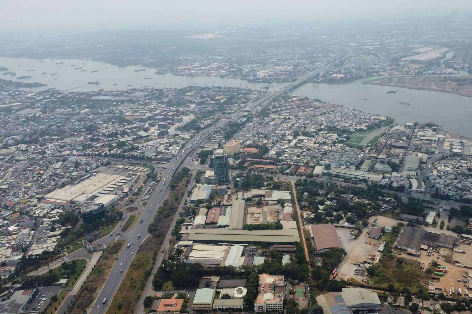 Dự án khu vực Trung tâm chính trị-hành chính của tỉnh Đồng Nai với quy mô diện tích khoảng 44ha. Hiện nay, tại khu vực này đang triển khai các dự án Trụ sở Công an tỉnh Đồng Nai với diện tích gần 6ha và Trụ sở Kiểm toán Nhà nước khu vực XIII diện tích 0,5ha đã hoàn thành đưa vào sử dụng.