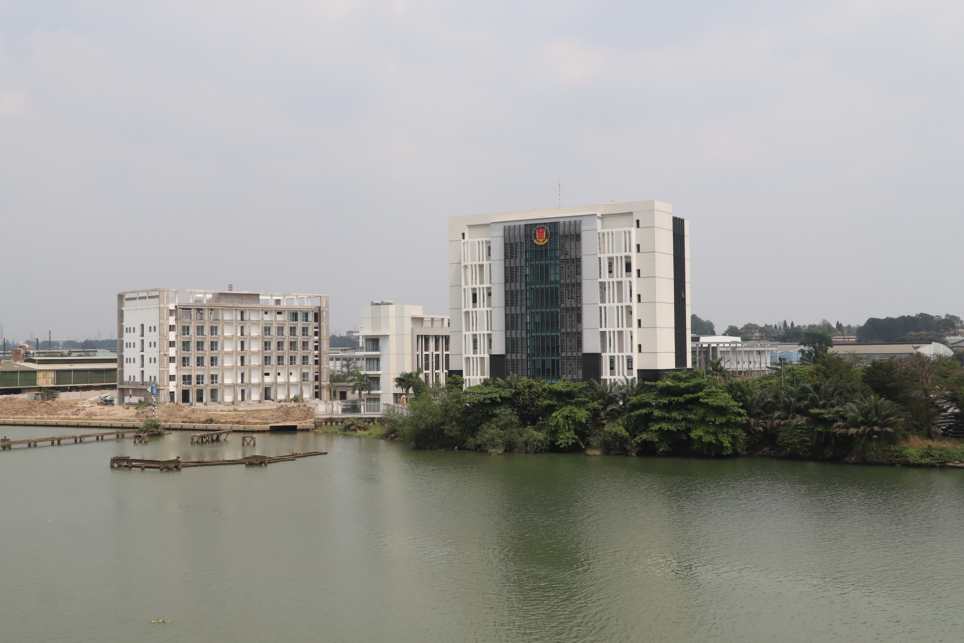 Khó khăn đặt ra hiện nay là địa điểm dự kiến, số lượng doanh nghiệp di dời, phí thuê đất và phí sử dụng hạ tầng trung bình tại khu công nghiệp Biên Hòa 1 và khu công nghiệp Giang Điền có sự chênh lệch.