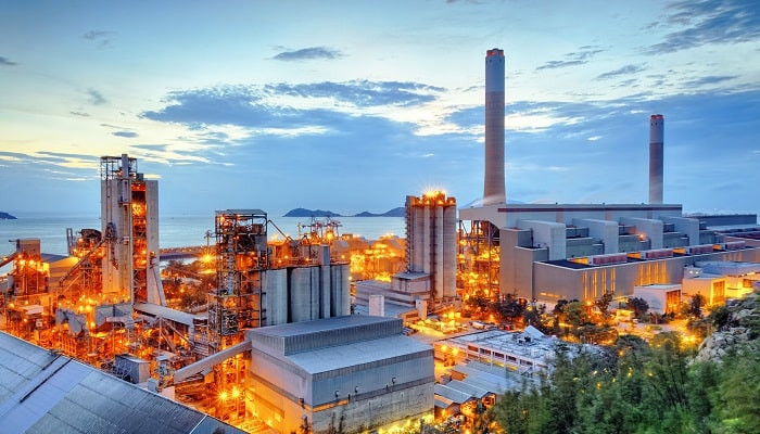 Hình ảnh công nhân trong nhà máy, thể hiện lực lượng lao động trong các khu công nghiệp