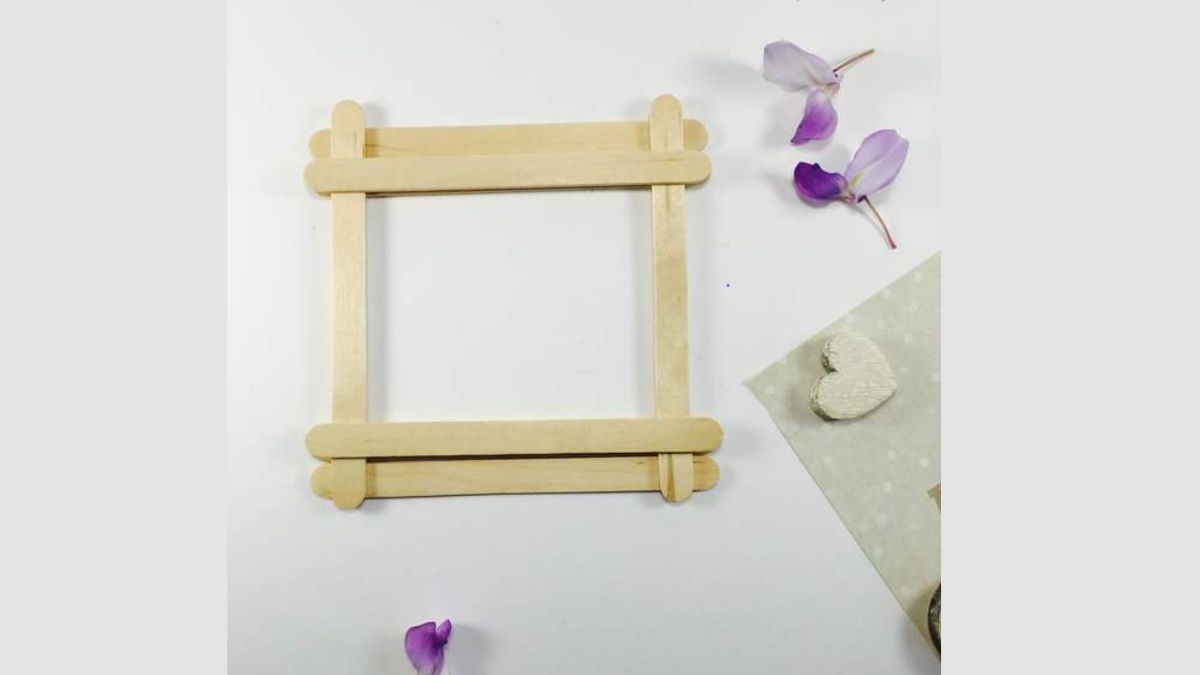 Cách làm khung ảnh bằng que kem bước 2