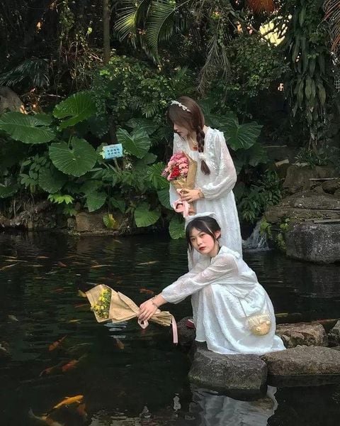 Cách tạo dáng chụp ảnh 2 người 1 đứng 1 ngồi