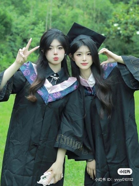 Cách tạo dáng chụp ảnh với bạn thân cùng đồ cử nhân