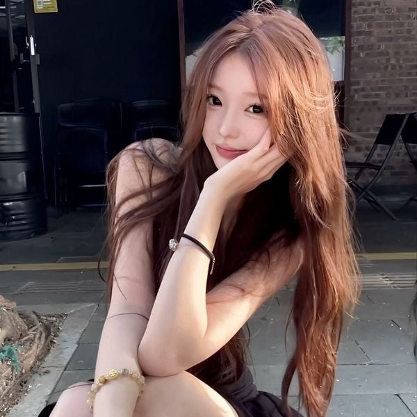 cách tạo dáng chụp ảnh ngồi xổm, chống cằm