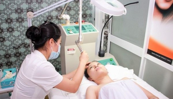 Kính lúp đứng có chân di động dùng trong thẩm mỹ, làm đẹp