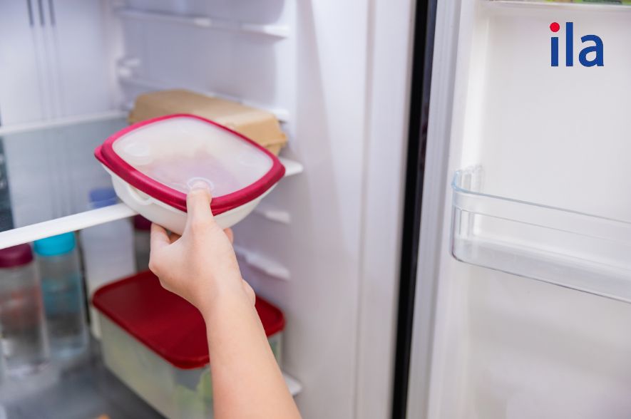 Denny còn một ít thịt trong tủ lạnh, không đủ cho bữa cơm của anh ấy với bạn gái