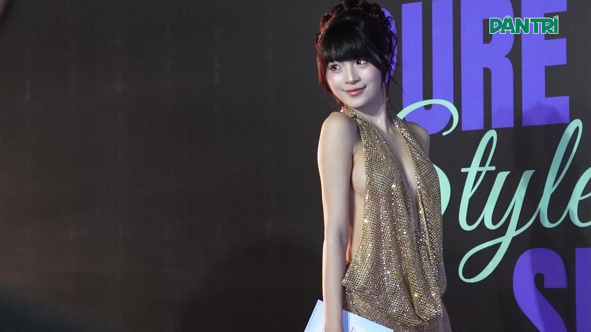 Hoa hậu suýt lộ ngực trên thảm đỏ thời trang ở Hà Nội gây tranh cãi - 1