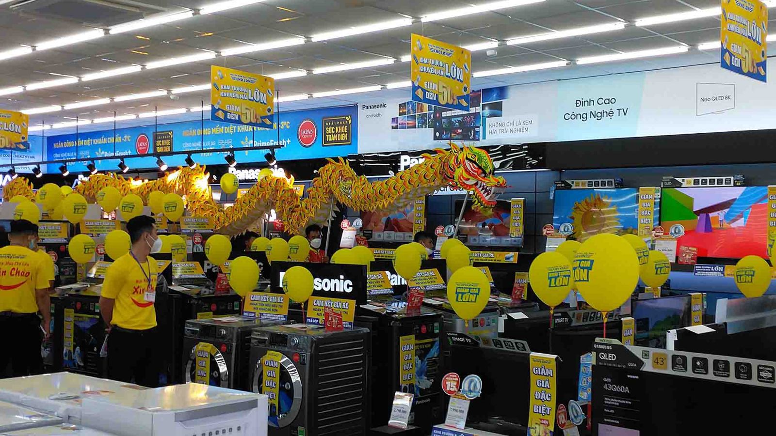 Khu vực quầy kệ trưng bày các sản phẩm điện tử, điện lạnh