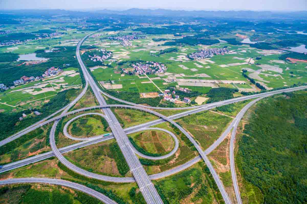 Mạng lưới đường ô tô nước ta hiện nay: Tình hình, thách thức và triển vọng 2023