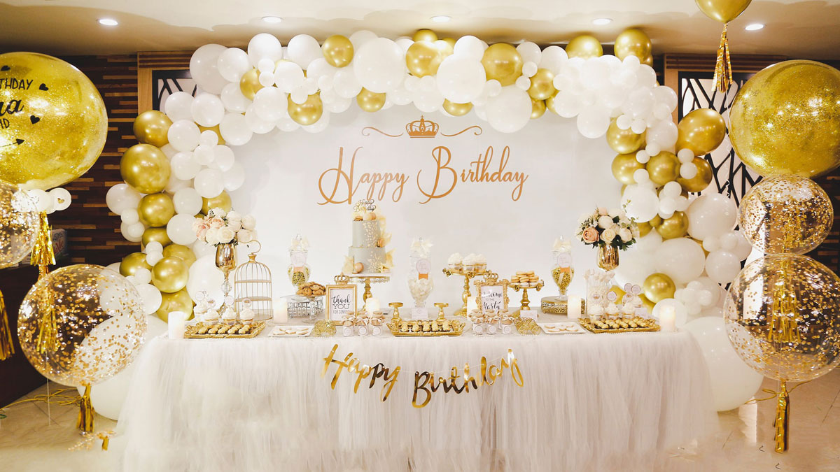 Background sinh nhật màu vàng sang trọng