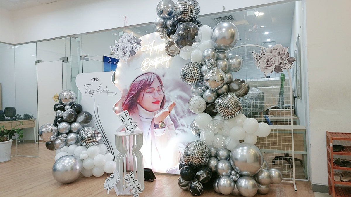 Background sinh nhật màu trắng nhẹ nhàng