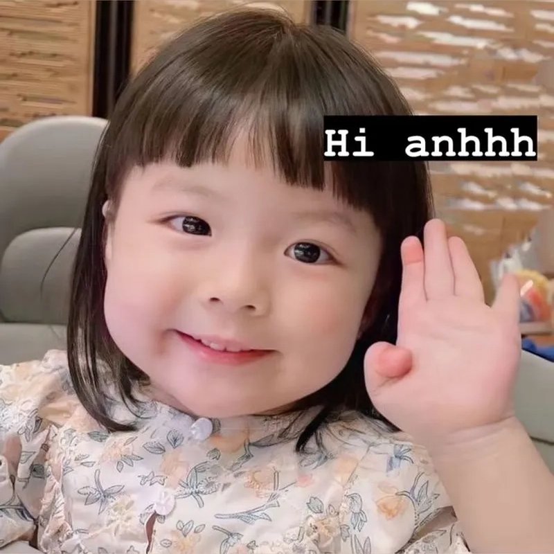 Meme cô bé xin chào mặt hài hước