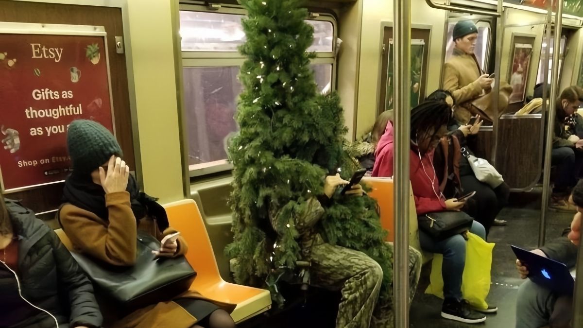 Hóa trang cây thông Noel siêu bựa