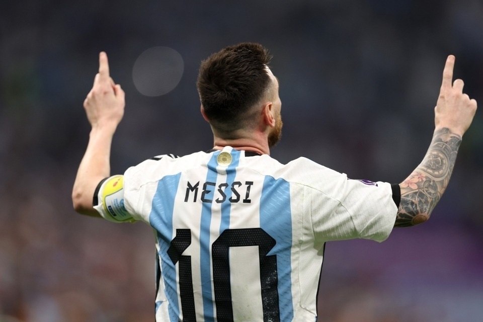 Bí mật sau cách ăn mừng bàn thắng như siêu anh hùng của Messi - 3