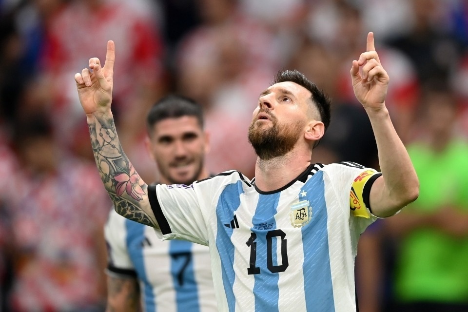 Bí mật sau cách ăn mừng bàn thắng như siêu anh hùng của Messi