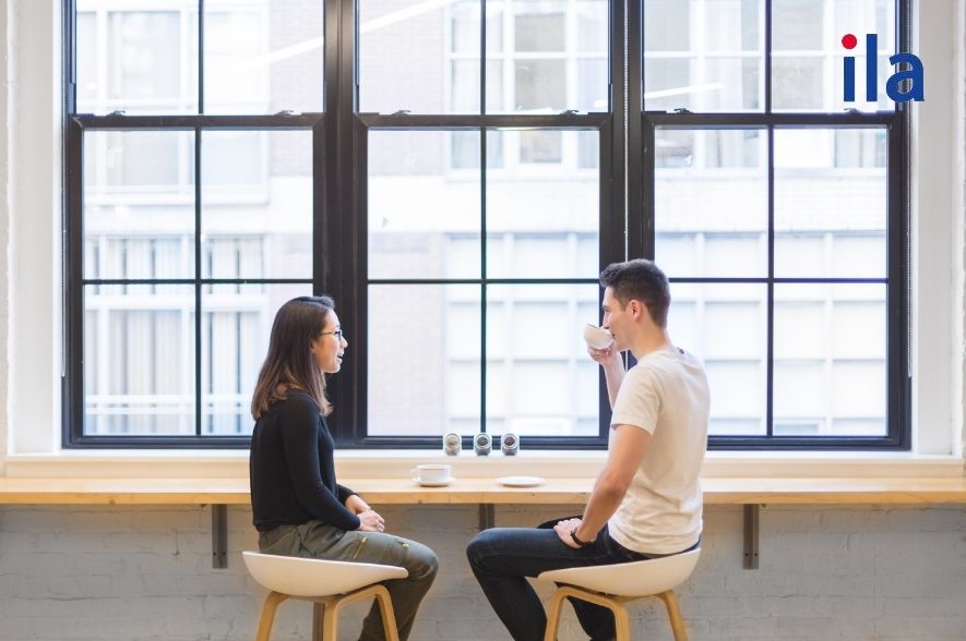 Trời đang mưa to và chúng ta quên mang theo dù. Chúng ta nên đợi trong quán cà phê cho đến khi mưa ngừng.