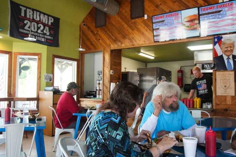 Thực khách dùng bữa trong nhà hàng Trump Burger ở Bellville, Texas. Ảnh: Houston Chronicle.